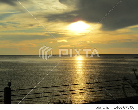 熊本県天草市、日本の夕陽百選にも選ばれた美しく幻想的な「魚貫・黒石の夕陽」 熊本県天草市、日本の夕陽百選にも選ばれた美しく幻想的な「魚貫・黒石の夕陽」 140567306