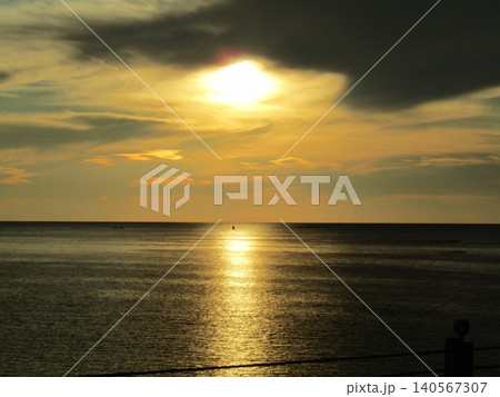 熊本県天草市、日本の夕陽百選にも選ばれた美しく幻想的な「魚貫・黒石の夕陽」 熊本県天草市、日本の夕陽百選にも選ばれた美しく幻想的な「魚貫・黒石の夕陽」 140567307