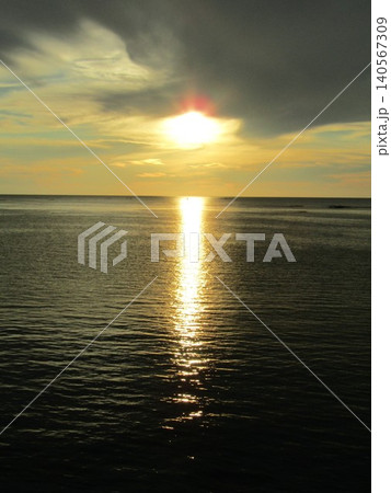 熊本県天草市、日本の夕陽百選にも選ばれた美しく幻想的な「魚貫・黒石の夕陽」 140567309