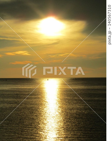 熊本県天草市、日本の夕陽百選にも選ばれた美しく幻想的な「魚貫・黒石の夕陽」 熊本県天草市、日本の夕陽百選にも選ばれた美しく幻想的な「魚貫・黒石の夕陽」 140567310