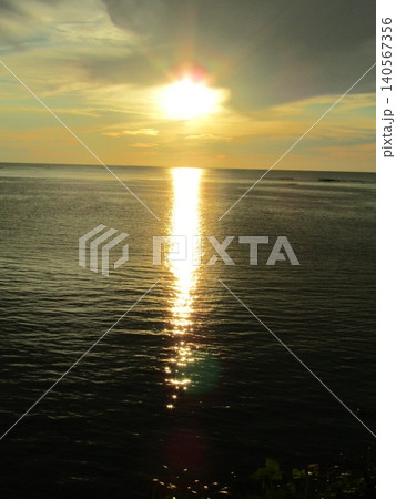 熊本県天草市、日本の夕陽百選にも選ばれた美しく幻想的な「魚貫・黒石の夕陽」 140567356