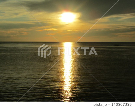 熊本県天草市、日本の夕陽百選にも選ばれた美しく幻想的な「魚貫・黒石の夕陽」 熊本県天草市、日本の夕陽百選にも選ばれた美しく幻想的な「魚貫・黒石の夕陽」 140567359