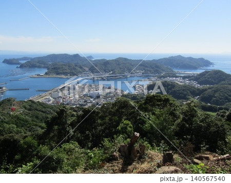熊本県天草市牛深町、遠見山すいせん公園から見た全長883mの「牛深ハイヤ大橋」 熊本県天草市牛深町、遠見山すいせん公園から見た全長883mの「牛深ハイヤ大橋」 140567540