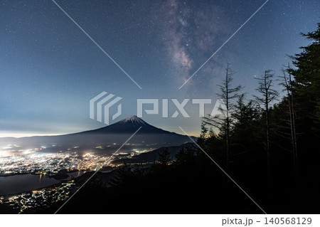 富士山と天の川 新道峠 富士山と天の川 新道峠 140568129