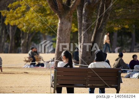 春の名城公園のベンチで休憩する女性親子の姿 春の名城公園のベンチで休憩する女性親子の姿 140568204