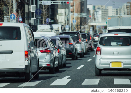 朝の名古屋の幹線道路で渋滞の車の列の様子 140568230