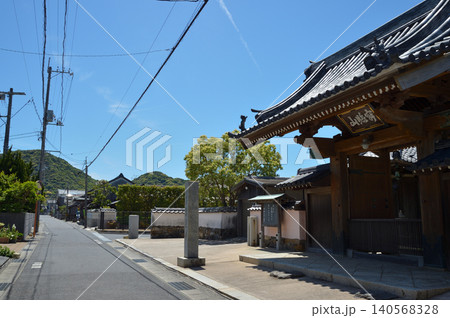 室積の海商通り。右に「専光寺」左に峨嵋山(山口県光市) 室積の海商通り。右に「専光寺」左に峨嵋山(山口県光市) 140568328