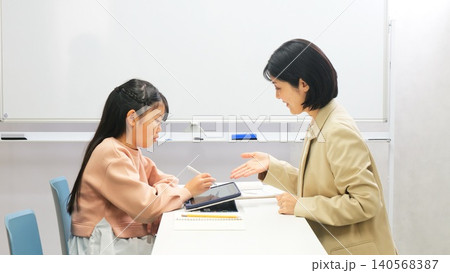 学習塾 タブレット 先生 イメージ 学習塾 タブレット 先生 イメージ 140568387