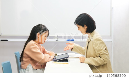学習塾 タブレット 先生 イメージ 学習塾 タブレット 先生 イメージ 140568390