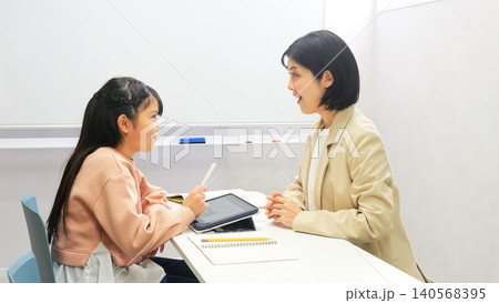 学習塾 タブレット 先生 イメージ 学習塾 タブレット 先生 イメージ 140568395