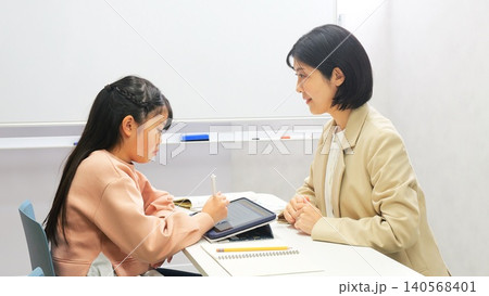 学習塾 タブレット 先生 イメージ 学習塾 タブレット 先生 イメージ 140568401