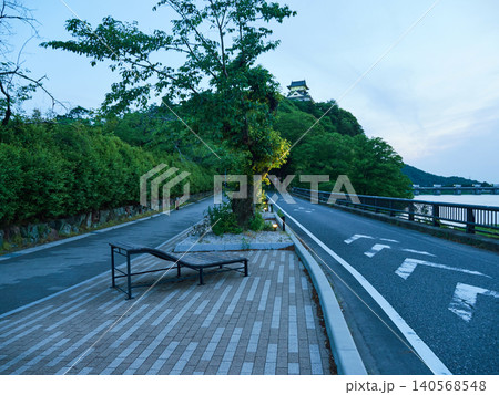 初夏の夕方の犬山城の木曽川遊歩道の風景 初夏の夕方の犬山城の木曽川遊歩道の風景 140568548