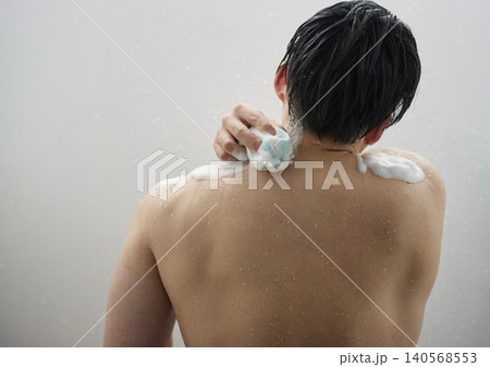 シャワーを浴びる20代男性 シャワーを浴びる20代男性 140568553