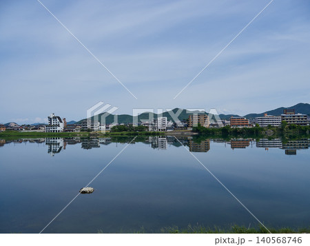初夏の朝の観光地犬山市の木曽川遊歩道から見た木曽川と沿岸の風景 140568746