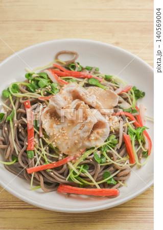 豚しゃぶ肉の冷製ソバ 140569004
