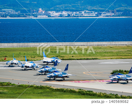 ブルーインパルス 関空 タキシング ブルーインパルス 関空 タキシング 140569082