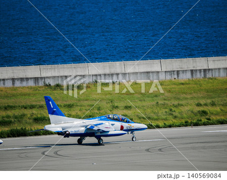 離陸態勢のブルーインパルス 1番機 離陸態勢のブルーインパルス 1番機 140569084