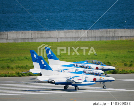 離陸態勢のブルーインパルス 140569088