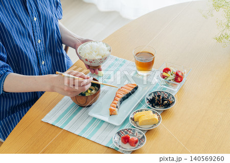 朝食を食べる若い女性の手元 朝食を食べる若い女性の手元 140569260