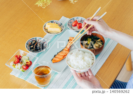 朝食を食べる若い女性の手元 140569262