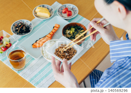 納豆を食べる若い女性の手元 140569296