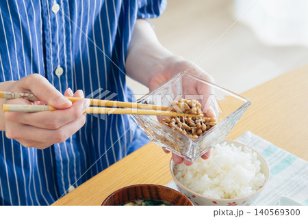 納豆を食べる若い女性の手元 140569300