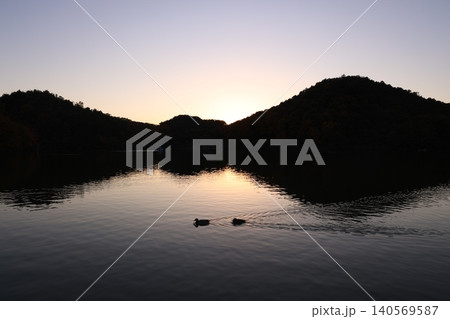 静かな池と山 静かな池と山 140569587