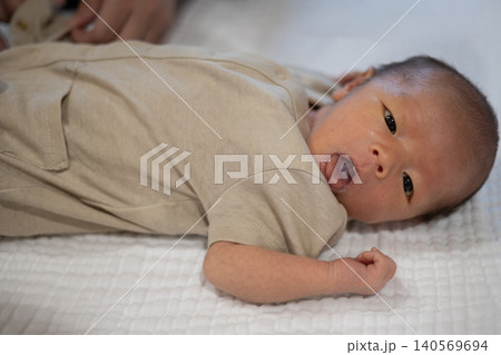 ベビーベッドに寝て口を開けている新生児 ベビーベッドに寝て口を開けている新生児 140569694