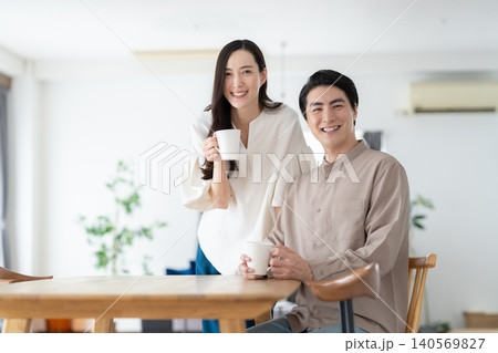 リビングでくつろぐミドルの夫婦 リビングでくつろぐミドルの夫婦 140569827
