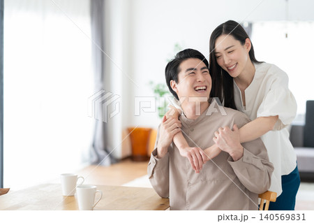 リビングでくつろぐミドルの夫婦 リビングでくつろぐミドルの夫婦 140569831