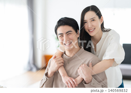リビングでくつろぐミドルの夫婦 リビングでくつろぐミドルの夫婦 140569832