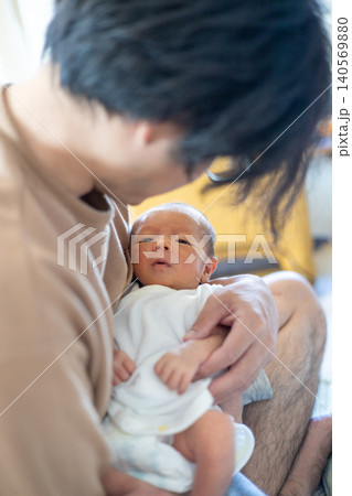新米パパに抱っこされている生後10日ほどの新生児 140569880