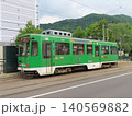 山間を走る路面電車 140569882