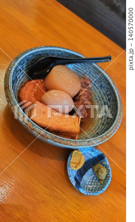 鳥取県のご当地グルメ、濃厚な旨味の出汁が染み込んだ 牛骨スープの「牛骨おでん」の盛り合わせ 鳥取県のご当地グルメ、濃厚な旨味の出汁が染み込んだ 牛骨スープの「牛骨おでん」の盛り合わせ 140570000