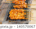網の上で焼かれる焼き鳥のクローズアップ 140570067