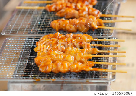 網の上で焼かれる焼き鳥のクローズアップ 網の上で焼かれる焼き鳥のクローズアップ 140570067