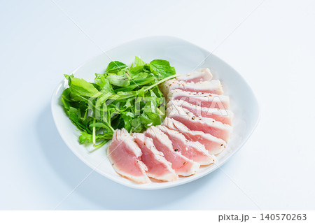 レアに仕上げたマグロステーキとベビーリーフの盛り付け 140570263