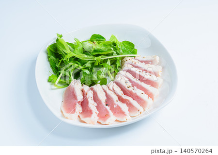 レアに仕上げたマグロステーキとベビーリーフの盛り付け レアに仕上げたマグロステーキとベビーリーフの盛り付け 140570264