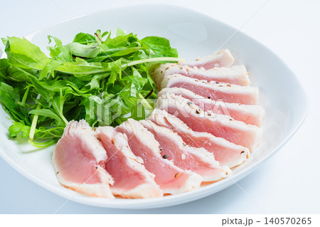 レアに仕上げたマグロステーキとベビーリーフの盛り付け レアに仕上げたマグロステーキとベビーリーフの盛り付け 140570265