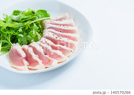 レアに仕上げたマグロステーキとベビーリーフの盛り付け レアに仕上げたマグロステーキとベビーリーフの盛り付け 140570266
