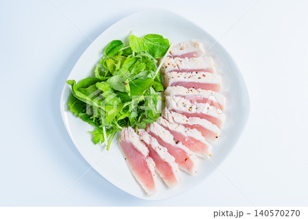 レアに仕上げたマグロステーキとベビーリーフの盛り付け レアに仕上げたマグロステーキとベビーリーフの盛り付け 140570270