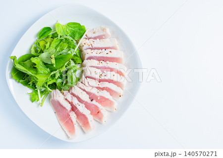 レアに仕上げたマグロステーキとベビーリーフの盛り付け レアに仕上げたマグロステーキとベビーリーフの盛り付け 140570271
