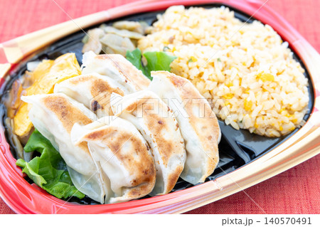 美味しい炒飯と餃子の中華弁当 美味しい炒飯と餃子の中華弁当 140570491
