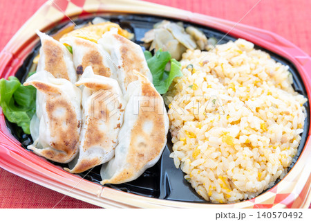 美味しい炒飯と餃子の中華弁当 140570492
