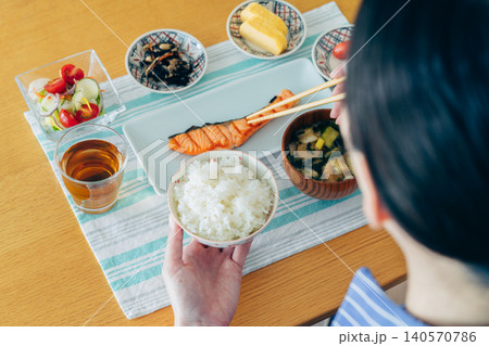 朝食を食べる若い女性の手元 140570786