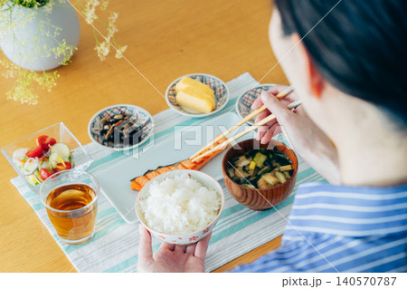 朝食を食べる若い女性の手元 140570787