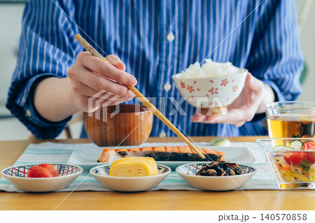 朝食を食べる若い女性の手元 朝食を食べる若い女性の手元 140570858