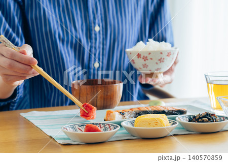 朝食を食べる若い女性の手元 朝食を食べる若い女性の手元 140570859