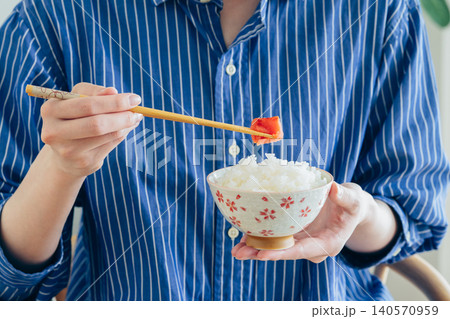 辛子明太子を食べる若い女性の手元 辛子明太子を食べる若い女性の手元 140570959