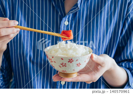 辛子明太子を食べる若い女性の手元 140570961